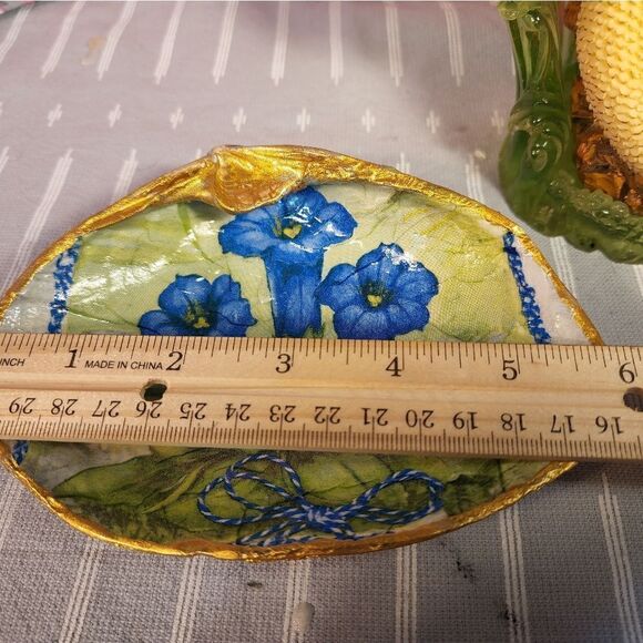 DECOUPAGE CLAM SHELL DECOUPAGE BLUE FLOWERS ON A CLAM SHELL TRINKET DISH - Picture 8 of 11